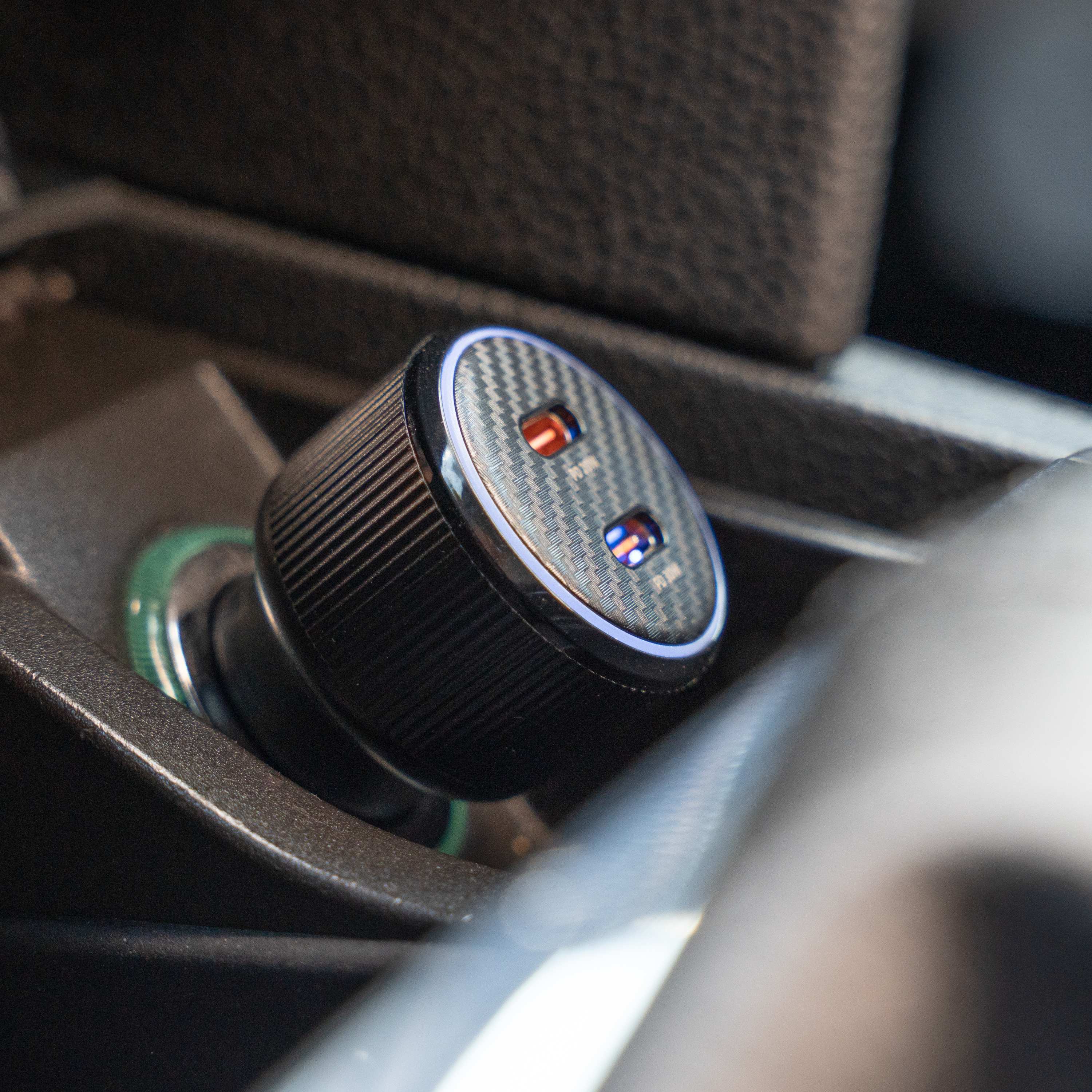 SWISSTEN Autonabíječka 2x USB-C PD 20W černá
