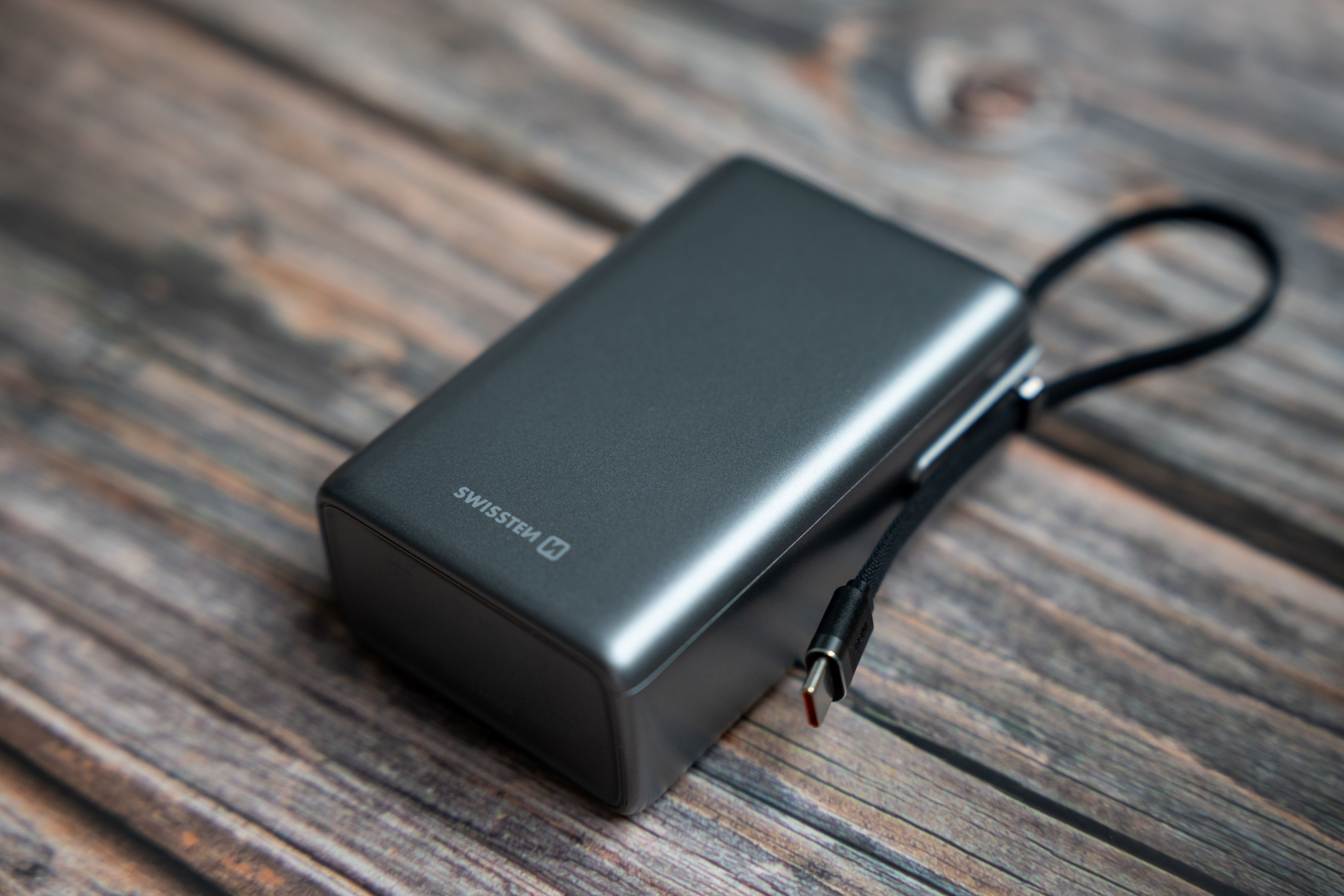SWISSTEN Cestovní Power Bank 25000mAh 96,25Wh 100W s vestavěným USB-C kabelem šedý