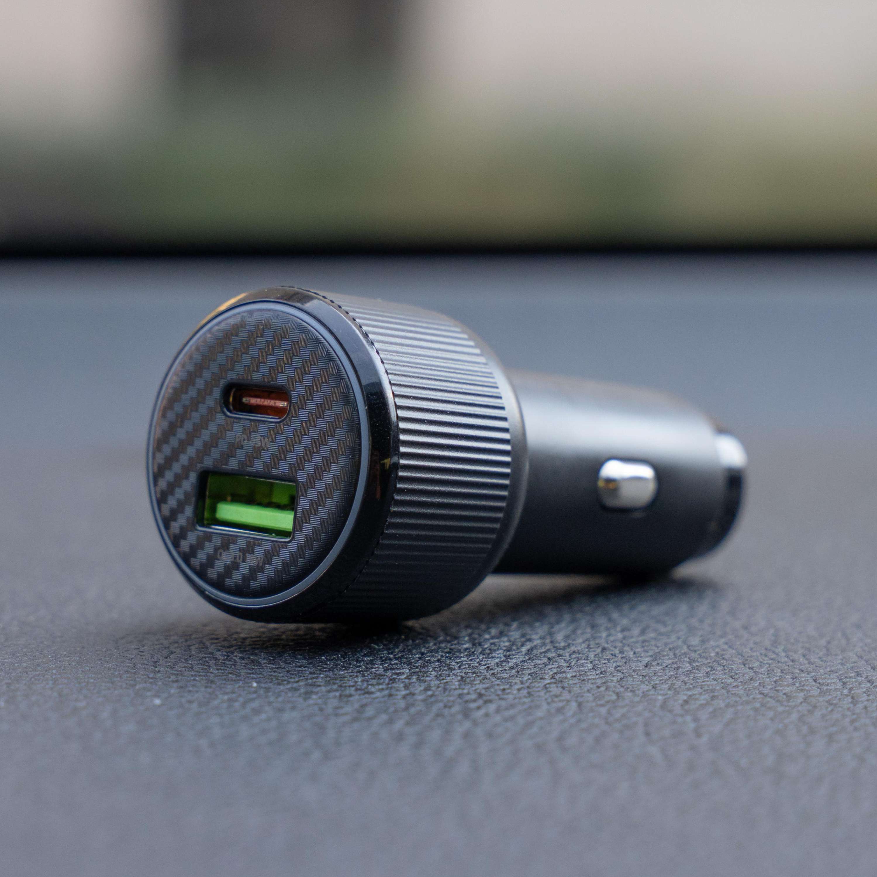 SWISSTEN Autonabíječka USB-C PD + USB-A 63W černá