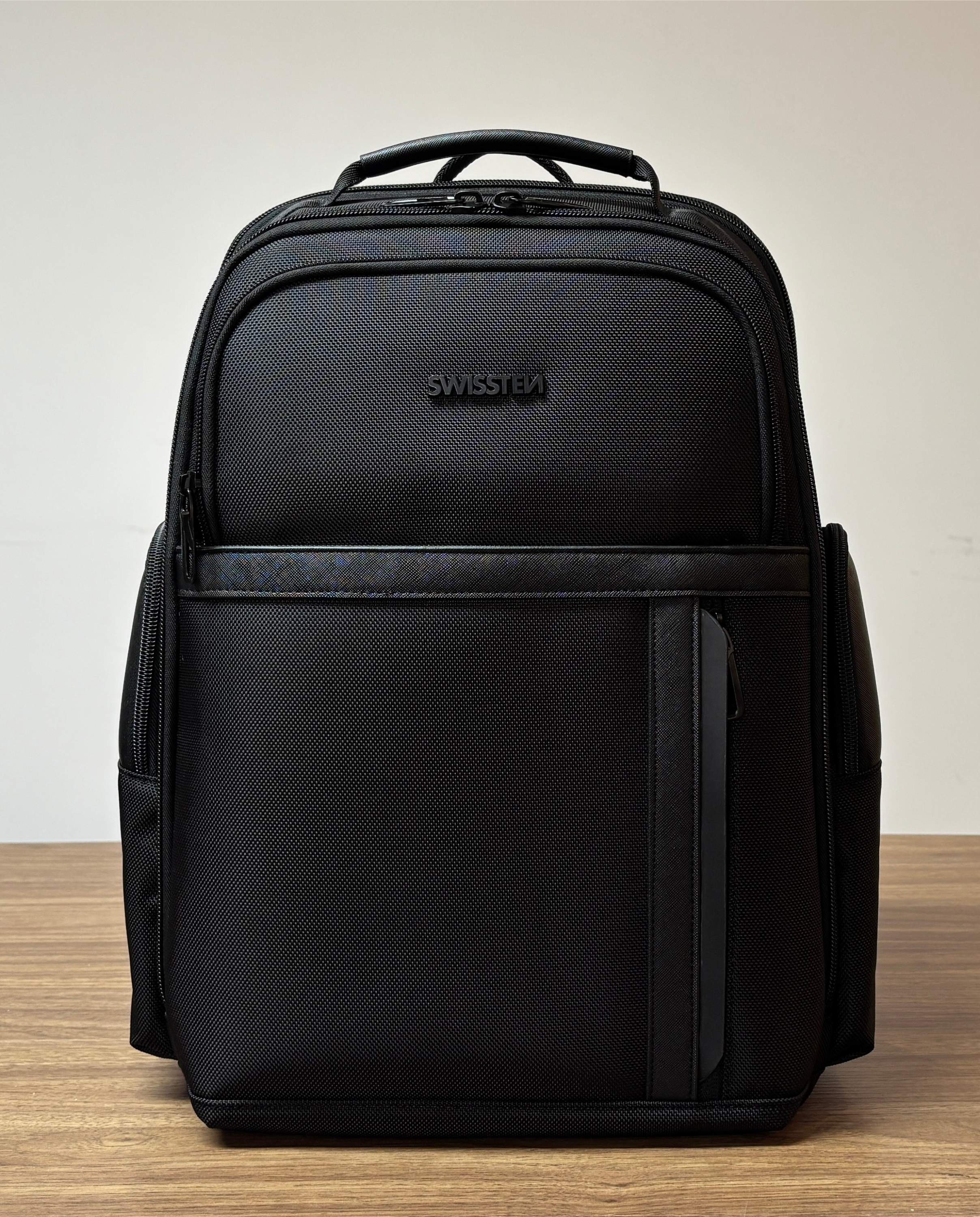 SWISSTEN městský a cestovní batoh na notebook 15,6" 20 l s USB portem voděodolný černý
