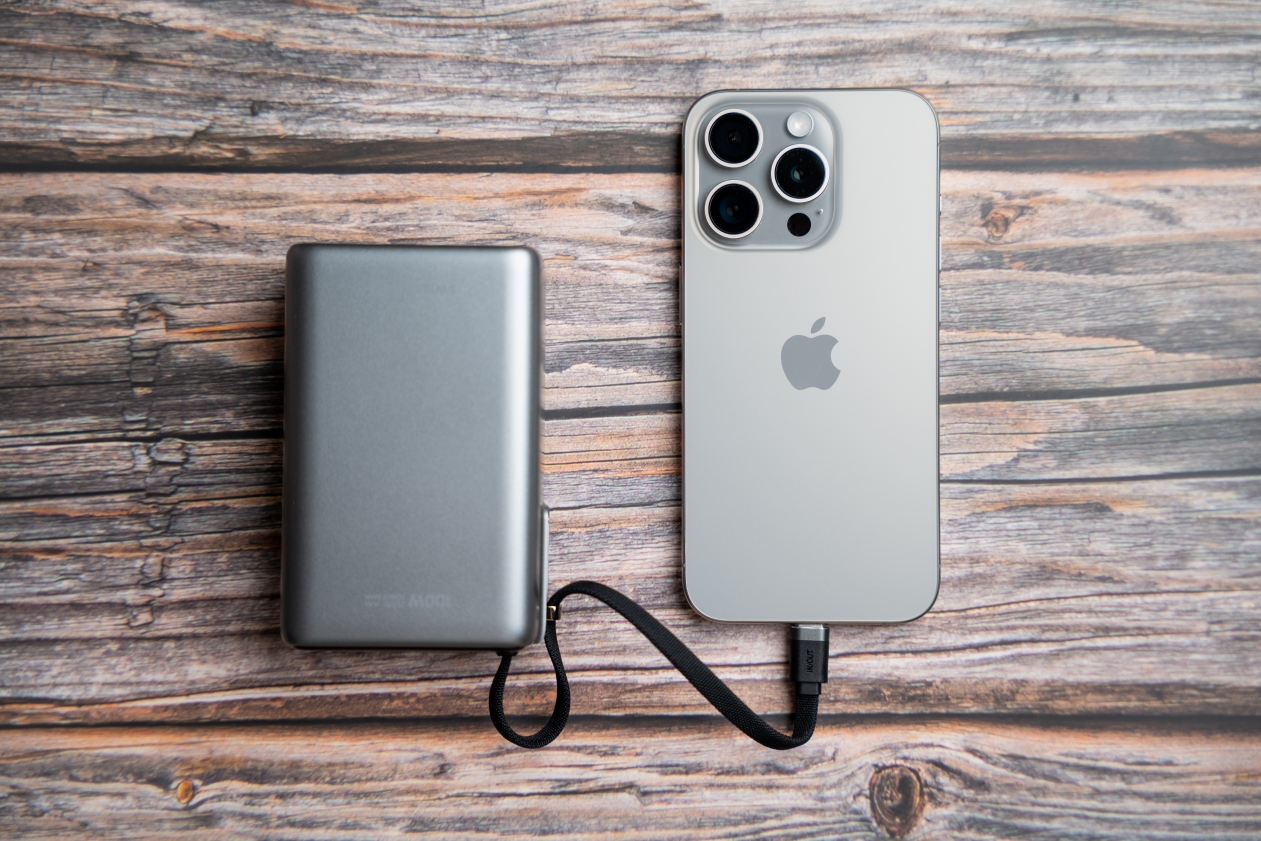 SWISSTEN Powerbanka 25 000 mAh 96,25 Wh 100W s integrovaným USB-C kabelem šedá