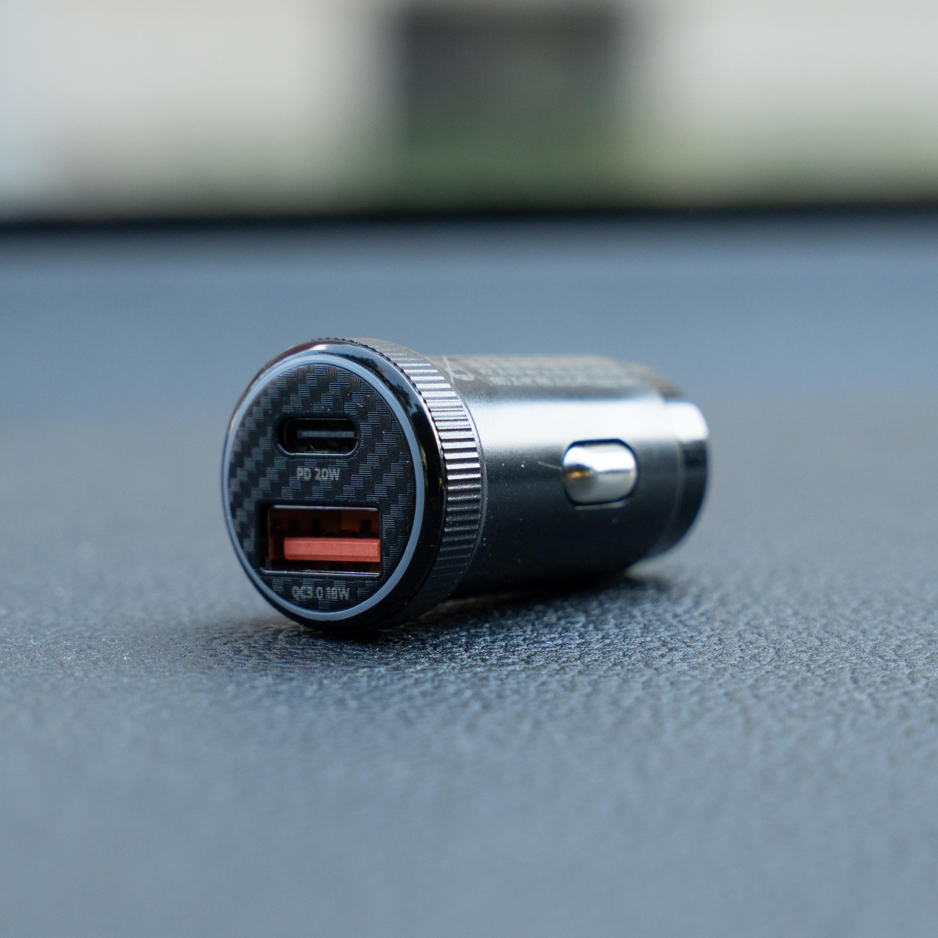 SWISSTEN Autonabíječka USB-C PD + USB-A 20W černá + kabel USB-C / USB-C 1m