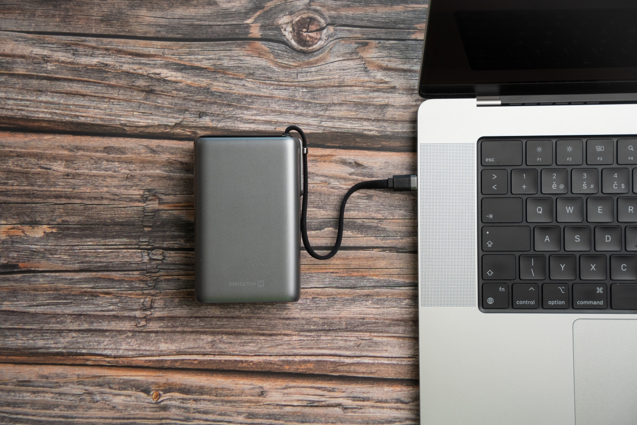 SWISSTEN Powerbanka 25 000 mAh 96,25 Wh 100W s integrovaným USB-C kabelem šedá