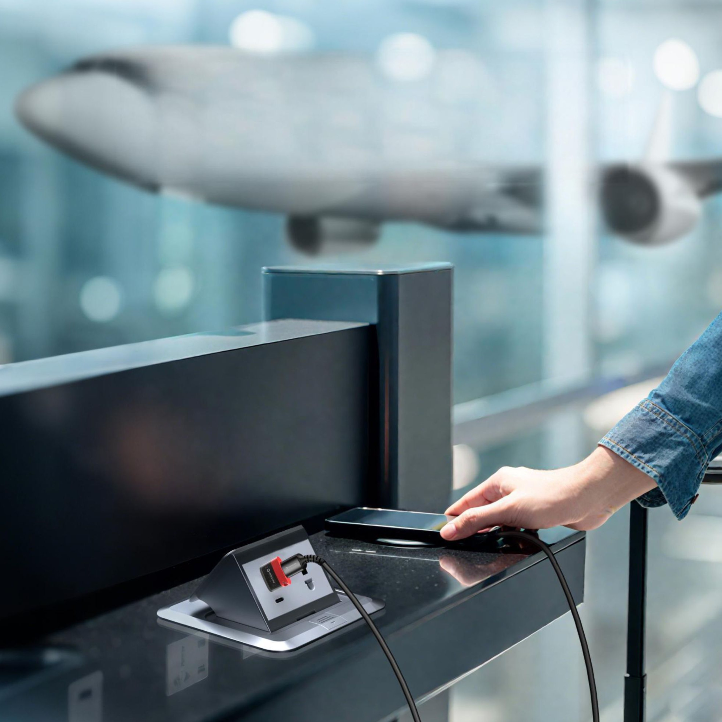 SWISSTEN DataGuard nabíjecí adaptér s blokací dat USB-A (samec) / USB-C (samice) černý