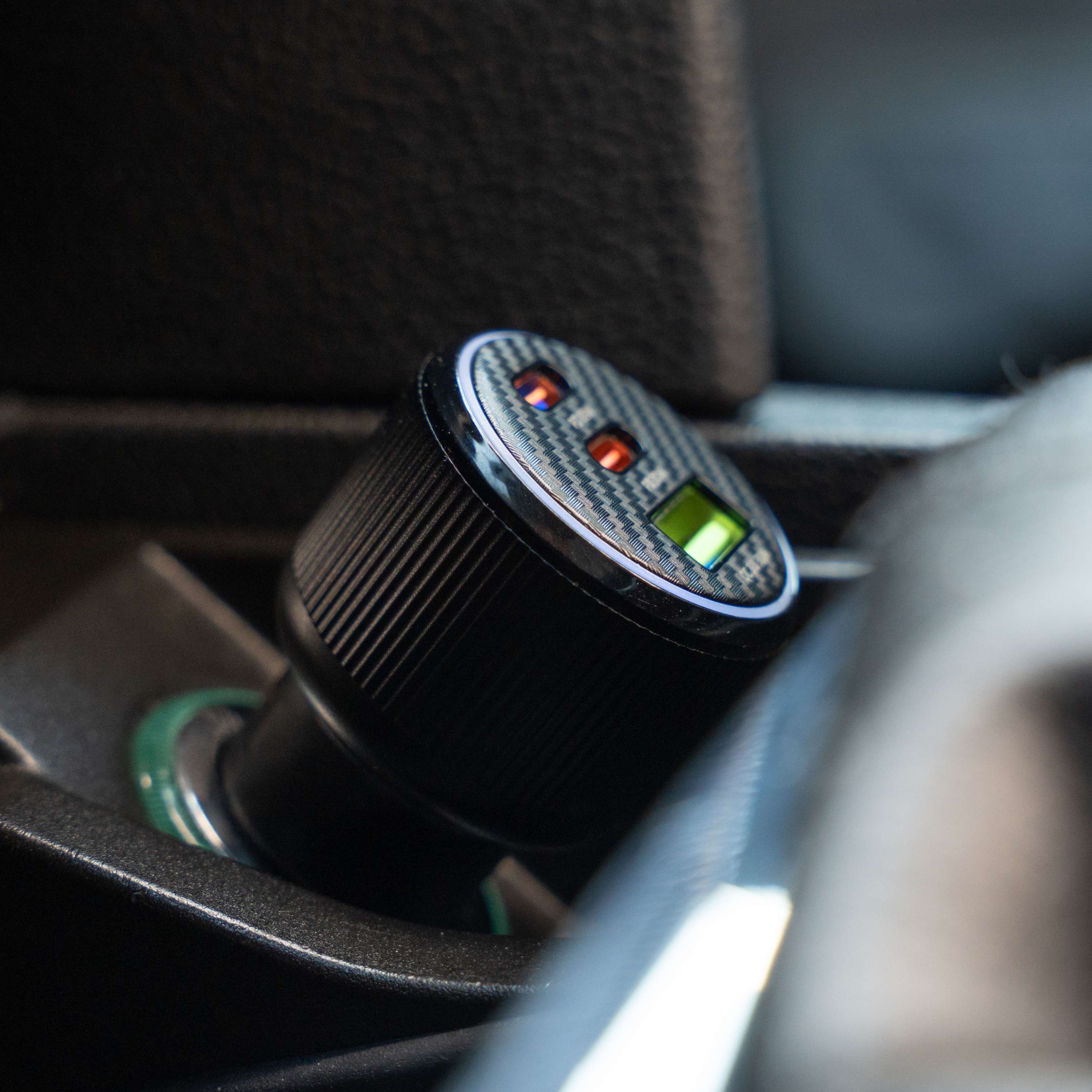 SWISSTEN Autonabíječka 2x USB-C PD + USB-A 95W černá