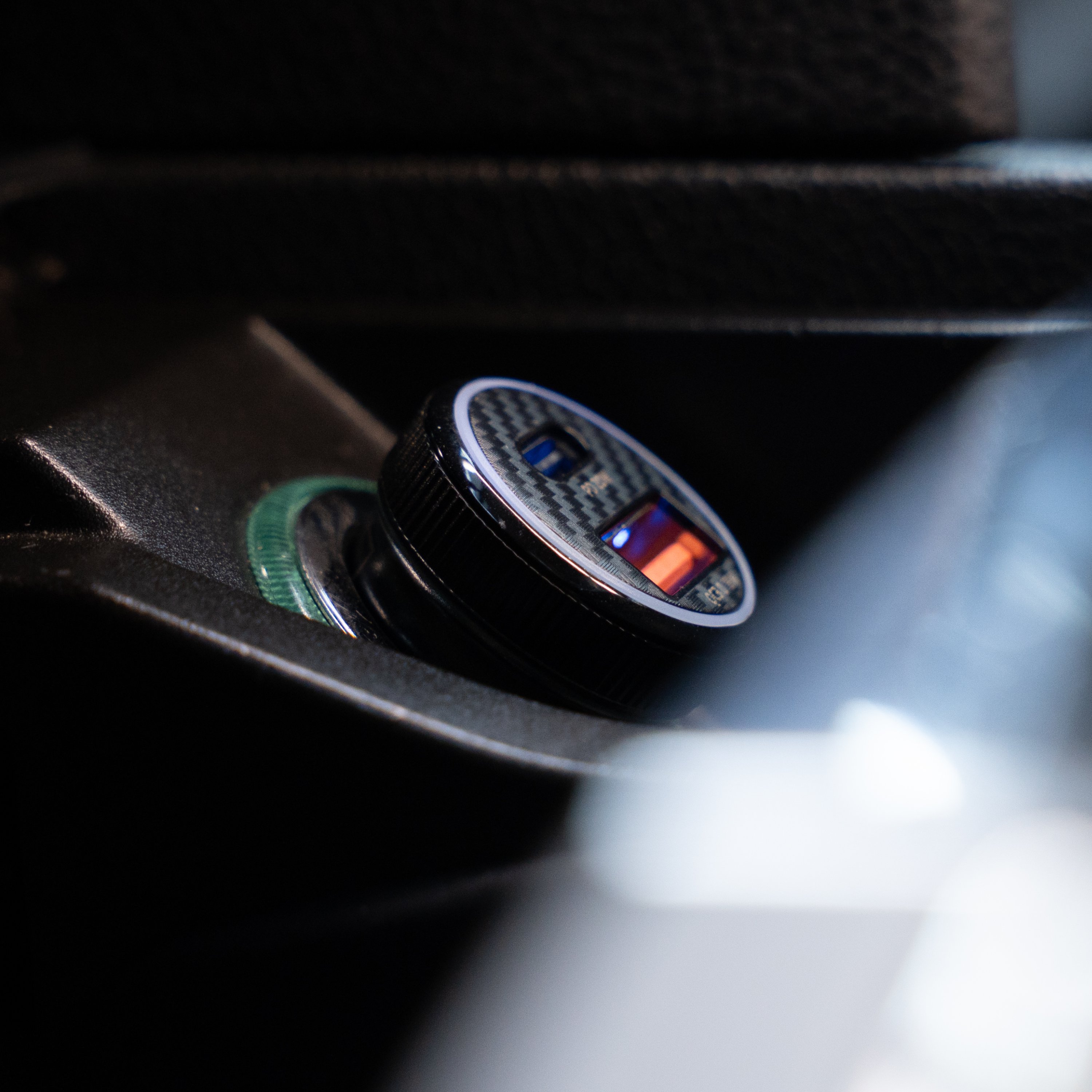 SWISSTEN Autonabíječka USB-C PD + USB-A 20W černá